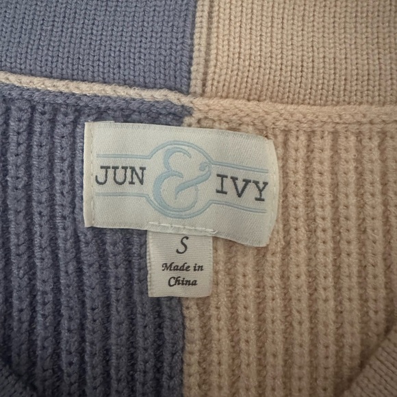 Women’s Francesca‘s Jun and Ivy Sweater - Picture 2 of 3